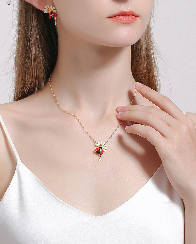 Daisy White Flower And Ladybug Enamel Pendant Necklace